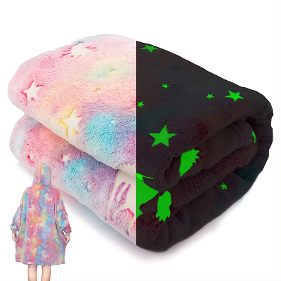 暗いシェルパのパーカーに輝く